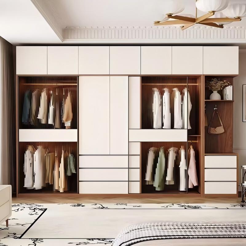 Kleiderschrank aus Holz mit Schiebetür