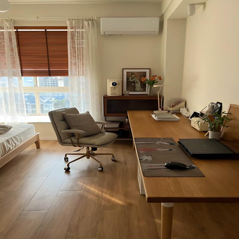 Primo piano della superficie di una scrivania minimalista in legno con una ricca finitura a venature.