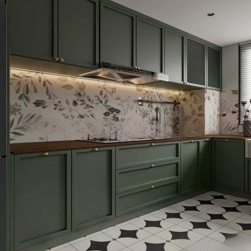 Зелёные кухонные шкафы, белые столешницы