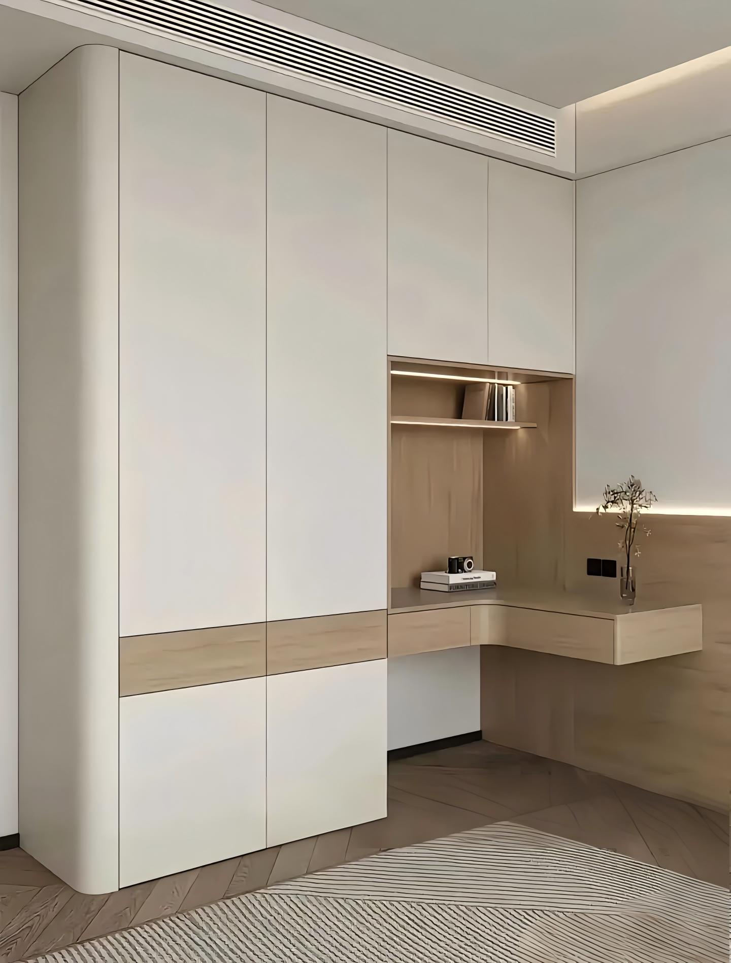 Белый трехдверный шкаф-купе