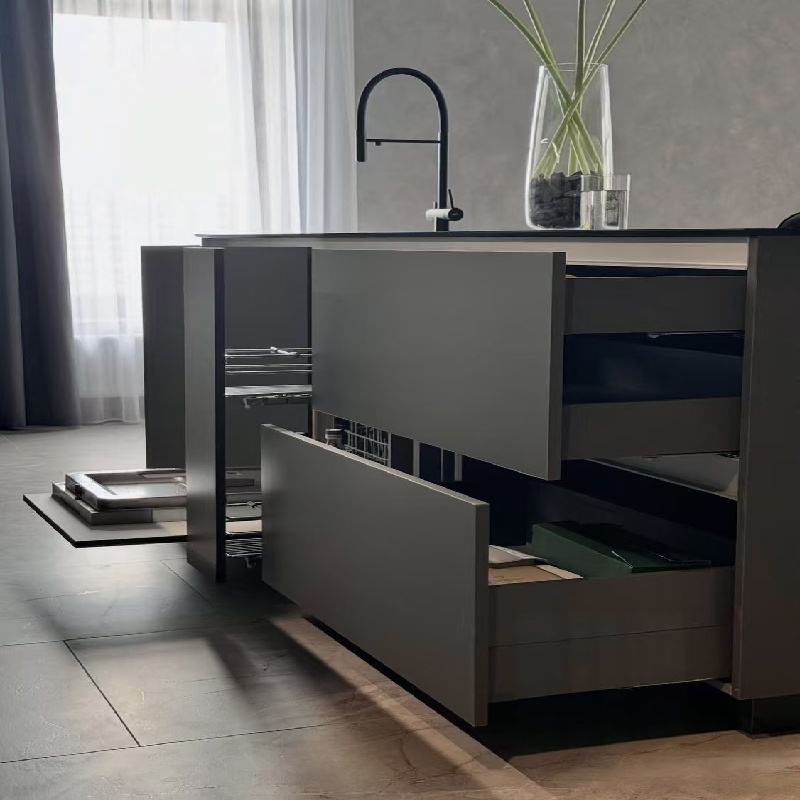 Armoires de cuisine gris foncé