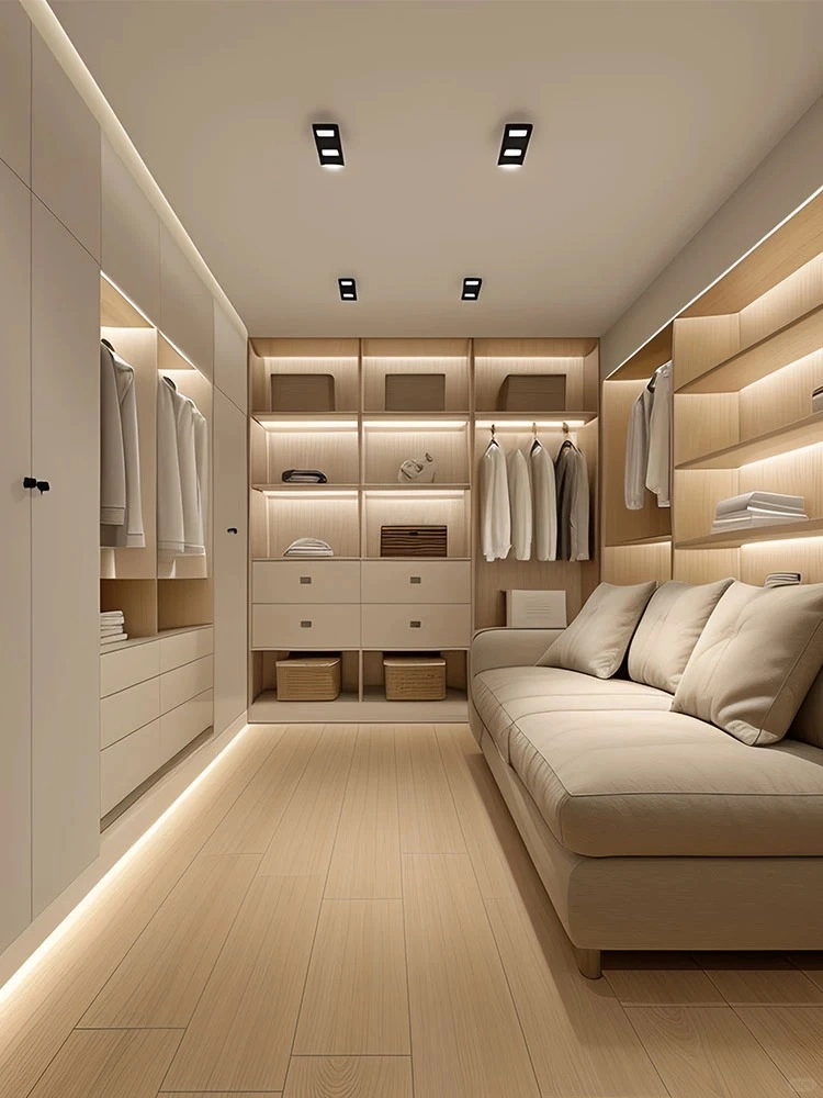 Hochwertige minimalistische weiße Schrankorganisatoren und Luxus-Begehschrank mit maßgefertigten Regalen und Sitzbereich.