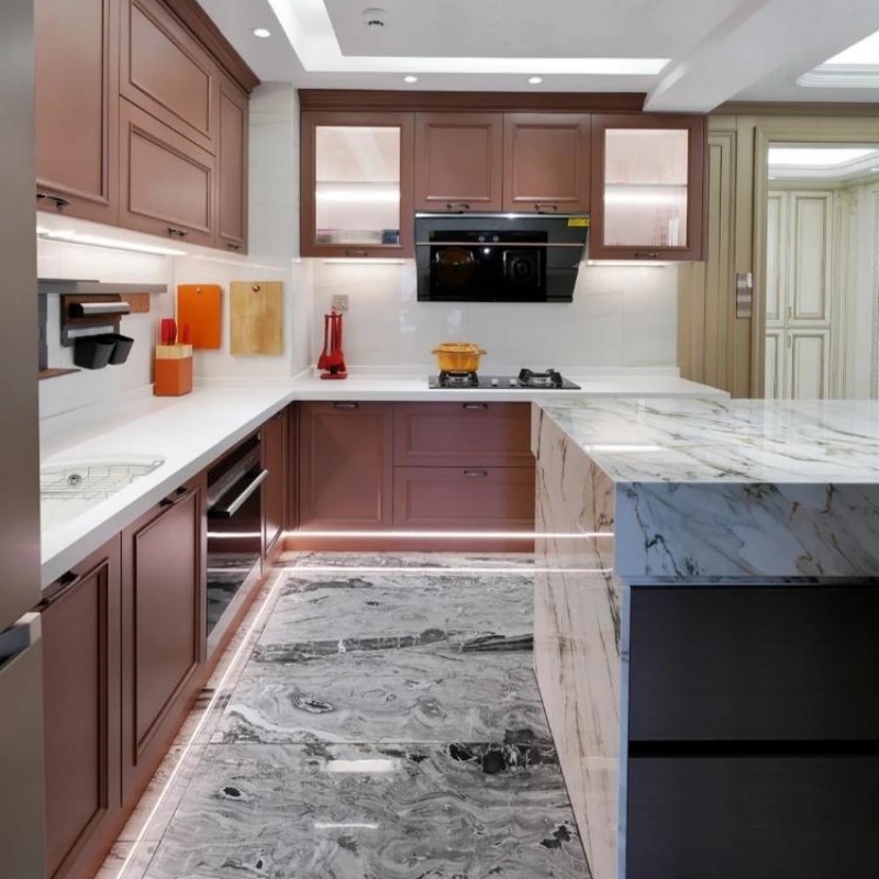 लाल चमकदार रसोई इकाइयाँ