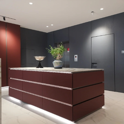 Maßgefertigte rote Küchenschränke