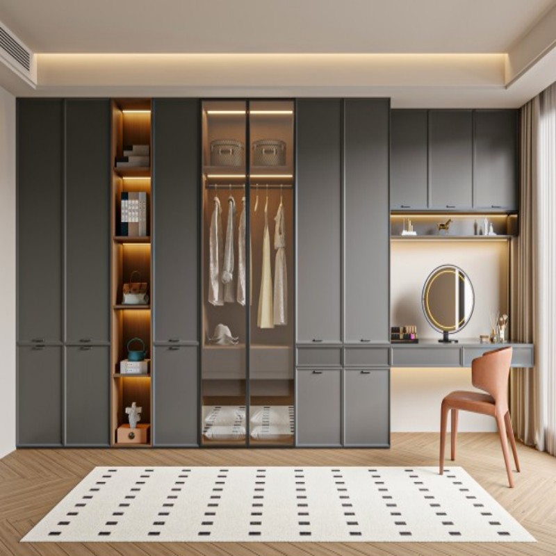 Деревянный шкаф для одежды