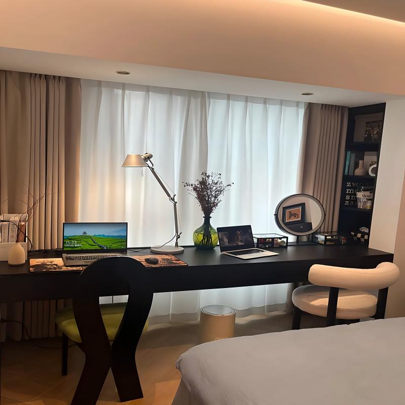 منظر أمامي لمكتب عصري من خشب الجوز، في أجواء مكتب منزلي مشرق.