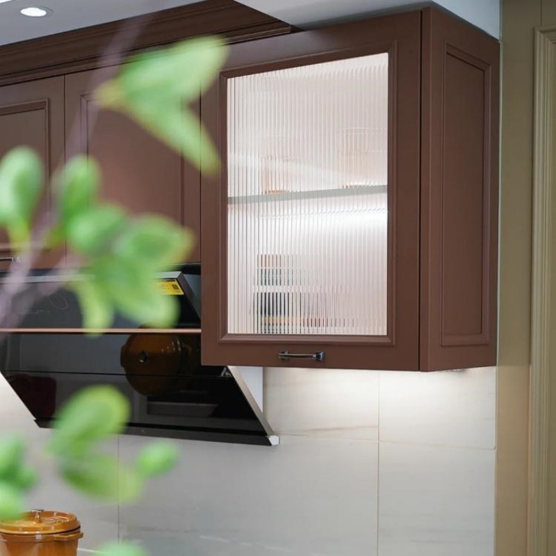 लाल चमकदार रसोई इकाइयाँ