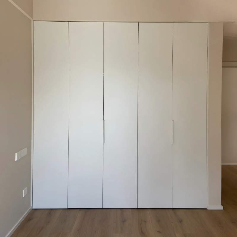Elegante armario con puertas plegables de alta calidad, mueble moderno para dormitorio que ahorra espacio.