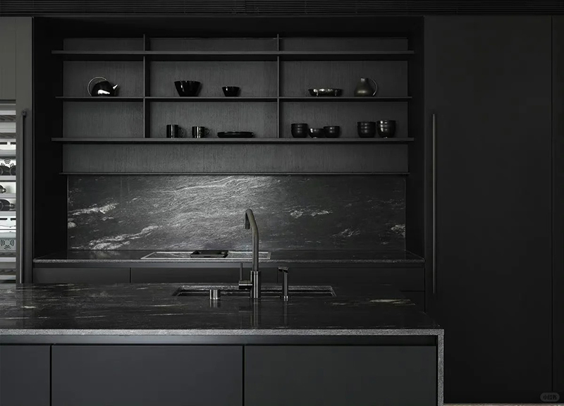 Armoires noires dans la cuisine