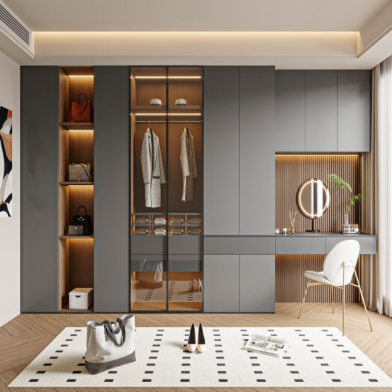 Зеркальный деревянный шкаф