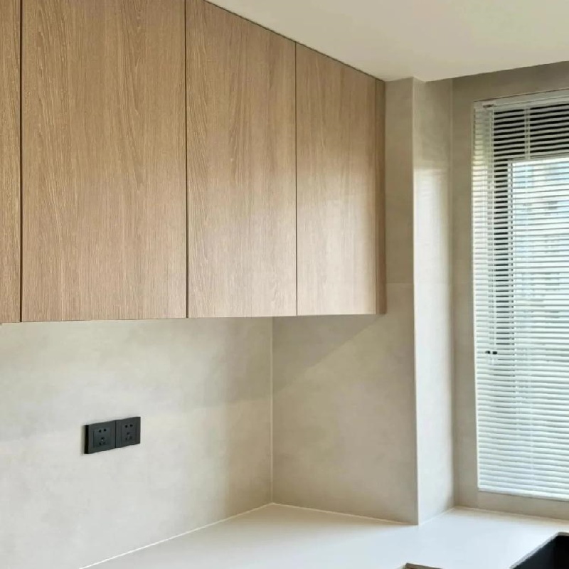 Armários de madeira clara