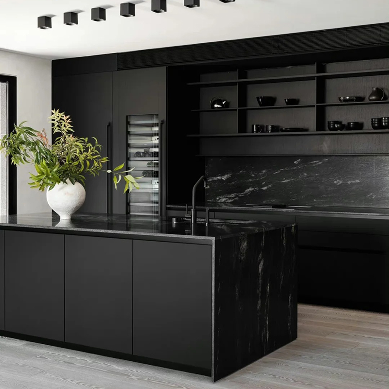 Armoires noires dans la cuisine