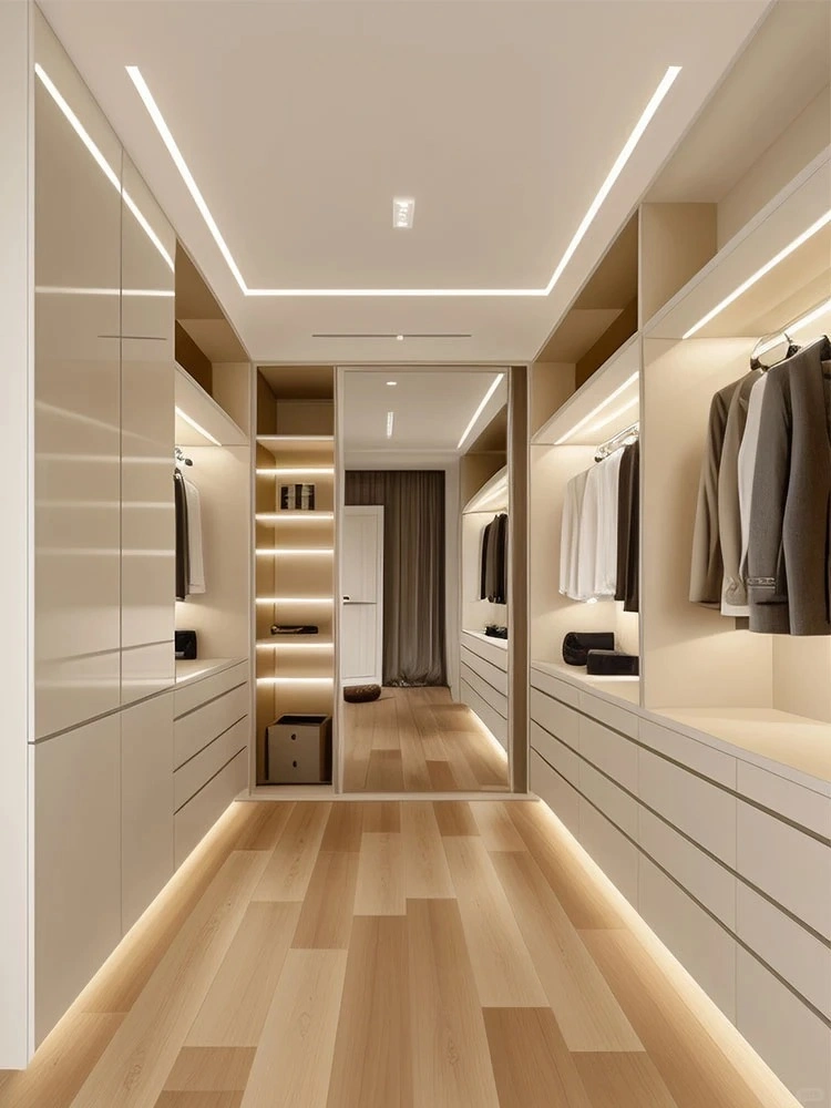 Maßgeschneiderter moderner weißer Einbauschrank und geräumiges Begehschranksystem mit eleganten offenen Regalen für Luxuswohnungen.