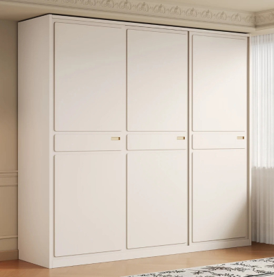 Vue extérieure d'une armoire minimaliste blanche à portes coulissantes avec panneaux continus du sol au plafond et quincaillerie moderne et élégante pour un design de chambre de luxe.