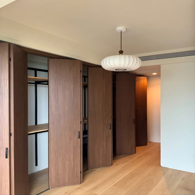 Sistema de armario con puertas plegables de madera personalizable