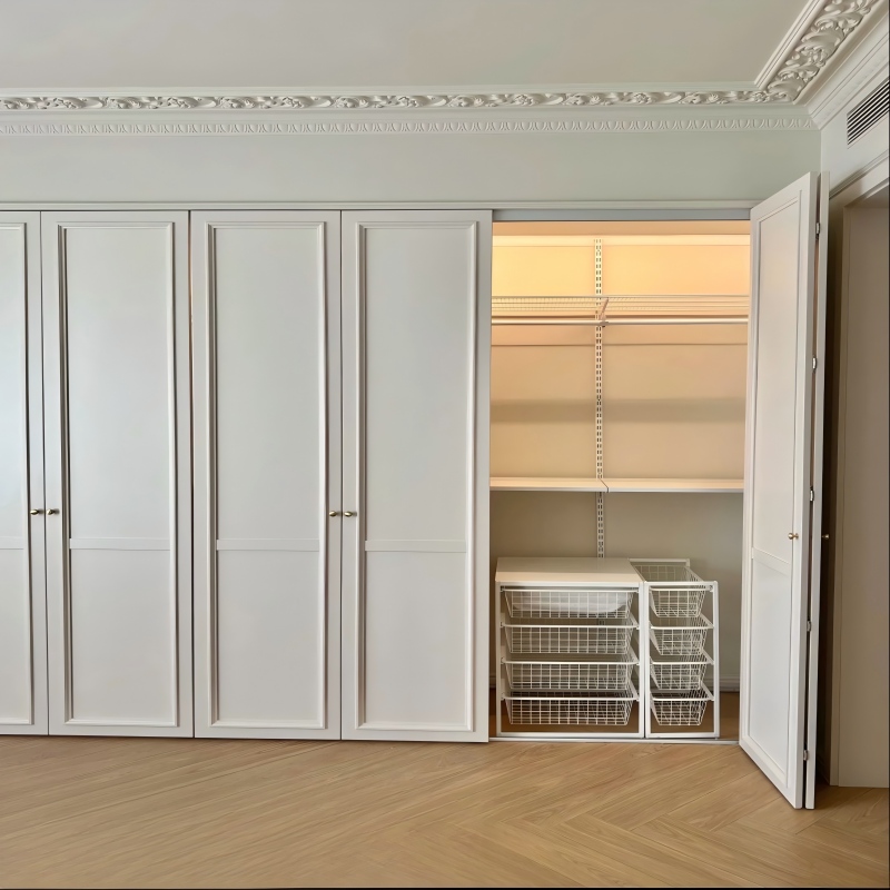 Sistema de armario con puertas plegables de madera personalizable