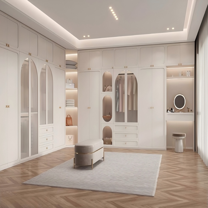 Sistema de closet de luxo bege com puxadores dourados.