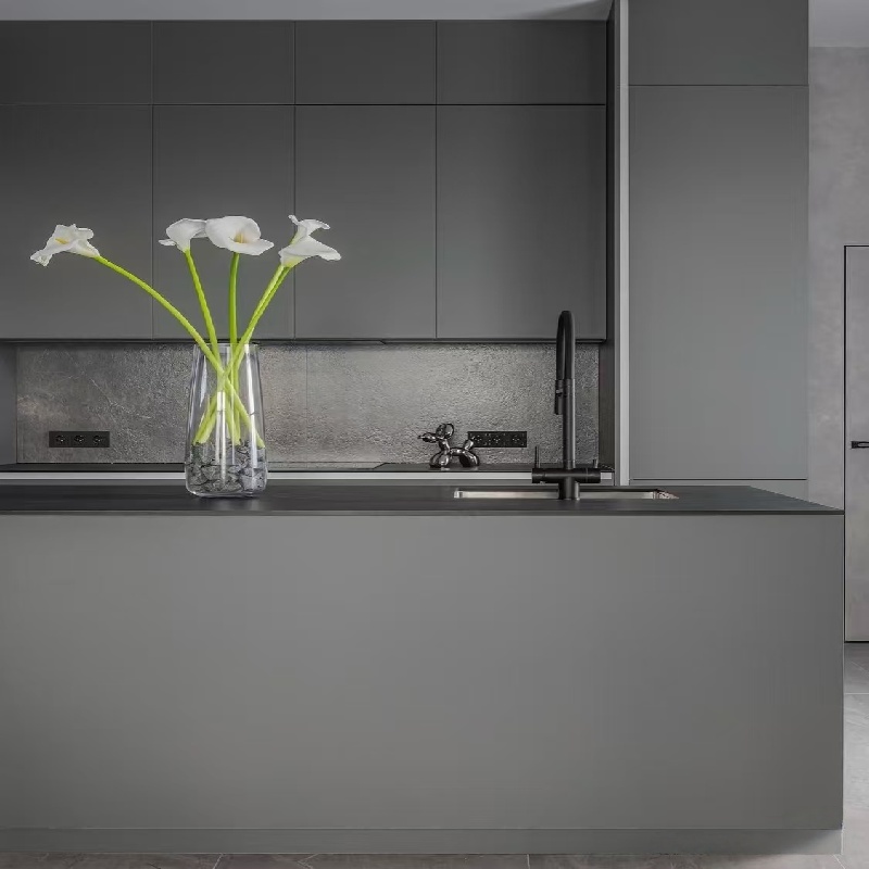 Armoires de cuisine gris foncé