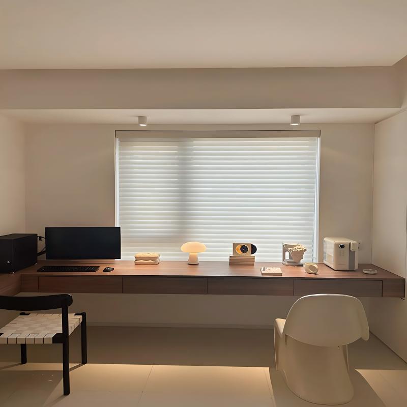 صورة مقرّبة لتشطيب حبيبات الخشب الطبيعي على مكتب مكتبي بسيط.