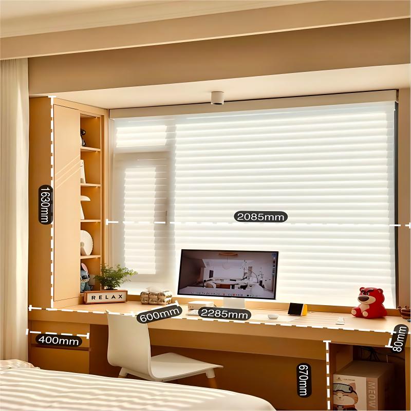 Immagine dettagliata di una scrivania compatta e ben organizzata, con tutti i dispositivi tecnologici essenziali.