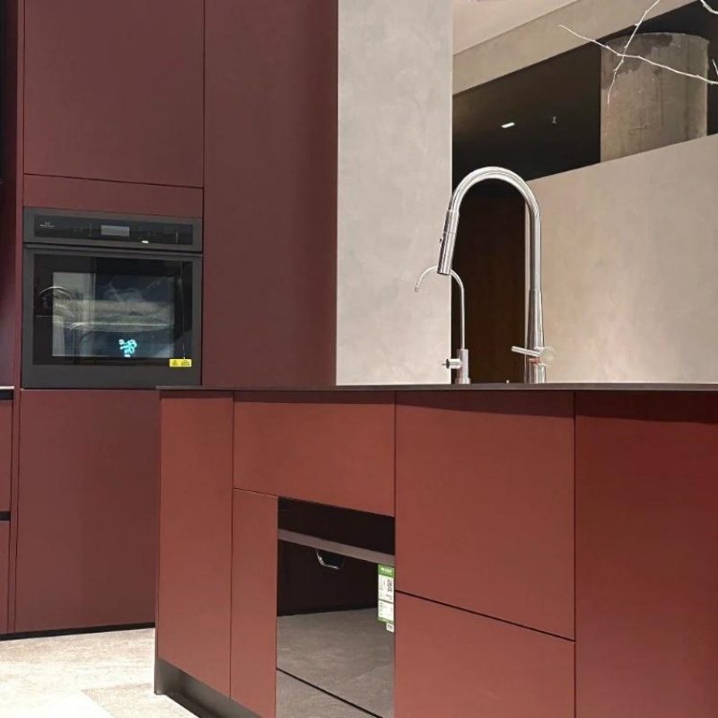 लाल रसोई अलमारियाँ