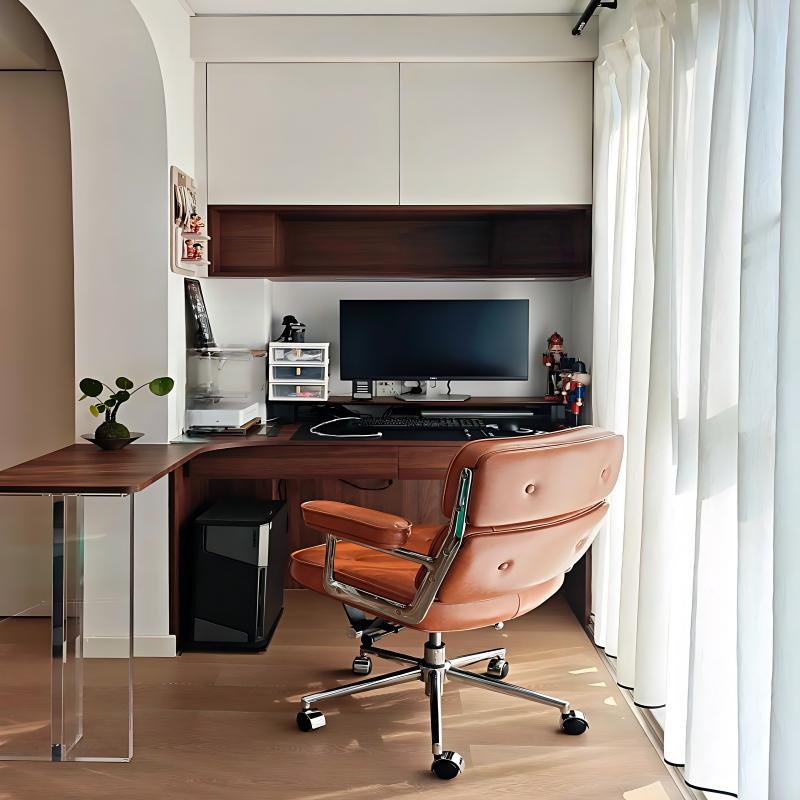 منظر جانبي لمحطة عمل مكتبية مريحة يوضح مساحة الأرجل والإطار المتين.