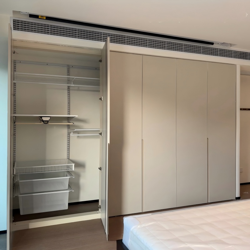 Sistema de armario con puertas plegables de madera personalizable