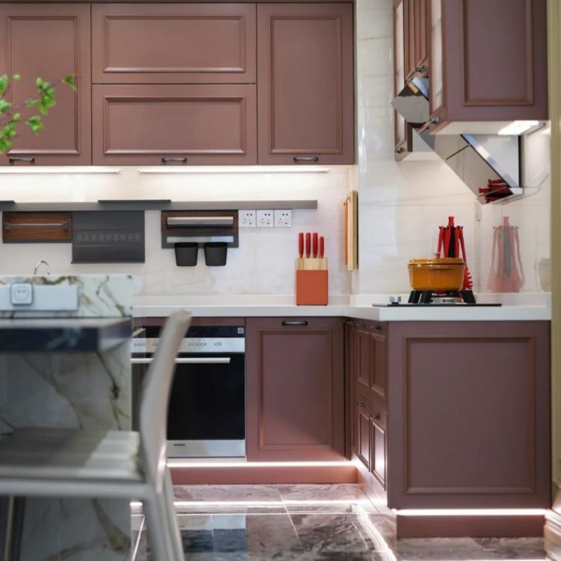 लाल चमकदार रसोई इकाइयाँ