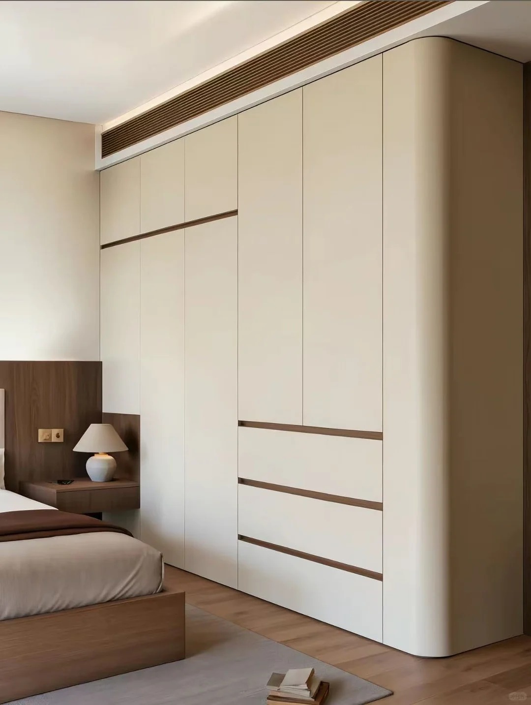Maßgefertigter beiger und holzfarbener Schlafzimmerschrank mit individuellen vertikalen Aufbewahrungslösungen