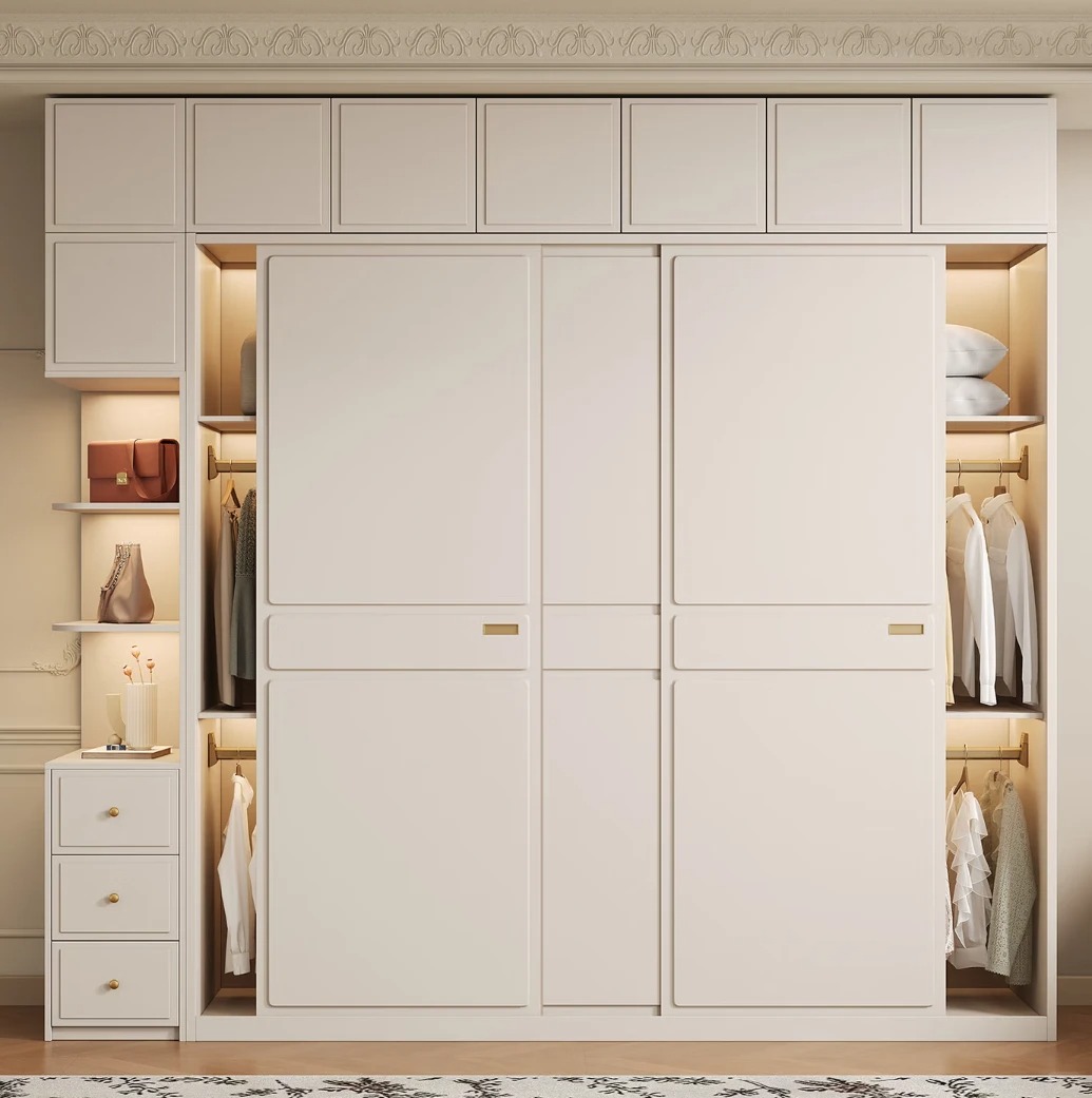 Organisation intérieure sur mesure d'un placard coulissant blanc avec éclairage LED intégré, étagères de présentation ouvertes et tiroirs à plusieurs niveaux pour un rangement haut de gamme à la maison.