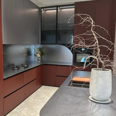 लाल रसोई अलमारियाँ