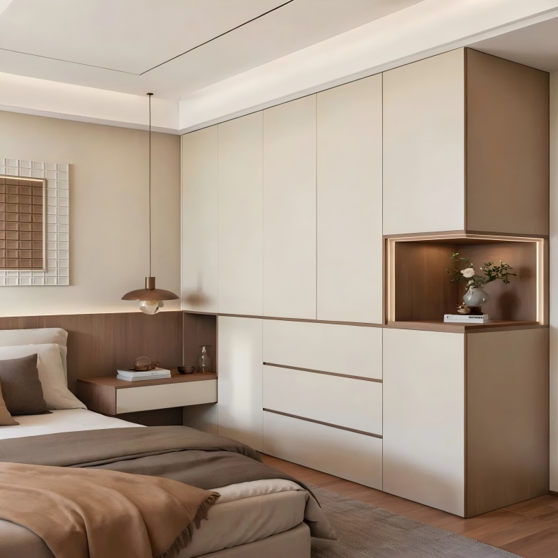 Roupeiro moderno bege para quarto com detalhes em madeira escura.