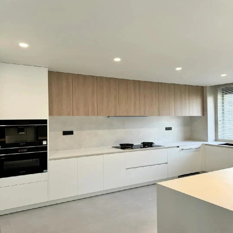 Armários de madeira clara