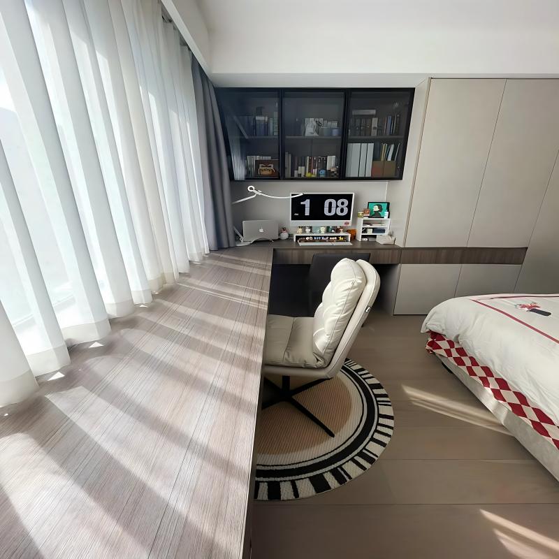 منظر علوي لسطح مكتب كمبيوتر واسع مع جهاز كمبيوتر محمول وملحقات مكتبية.