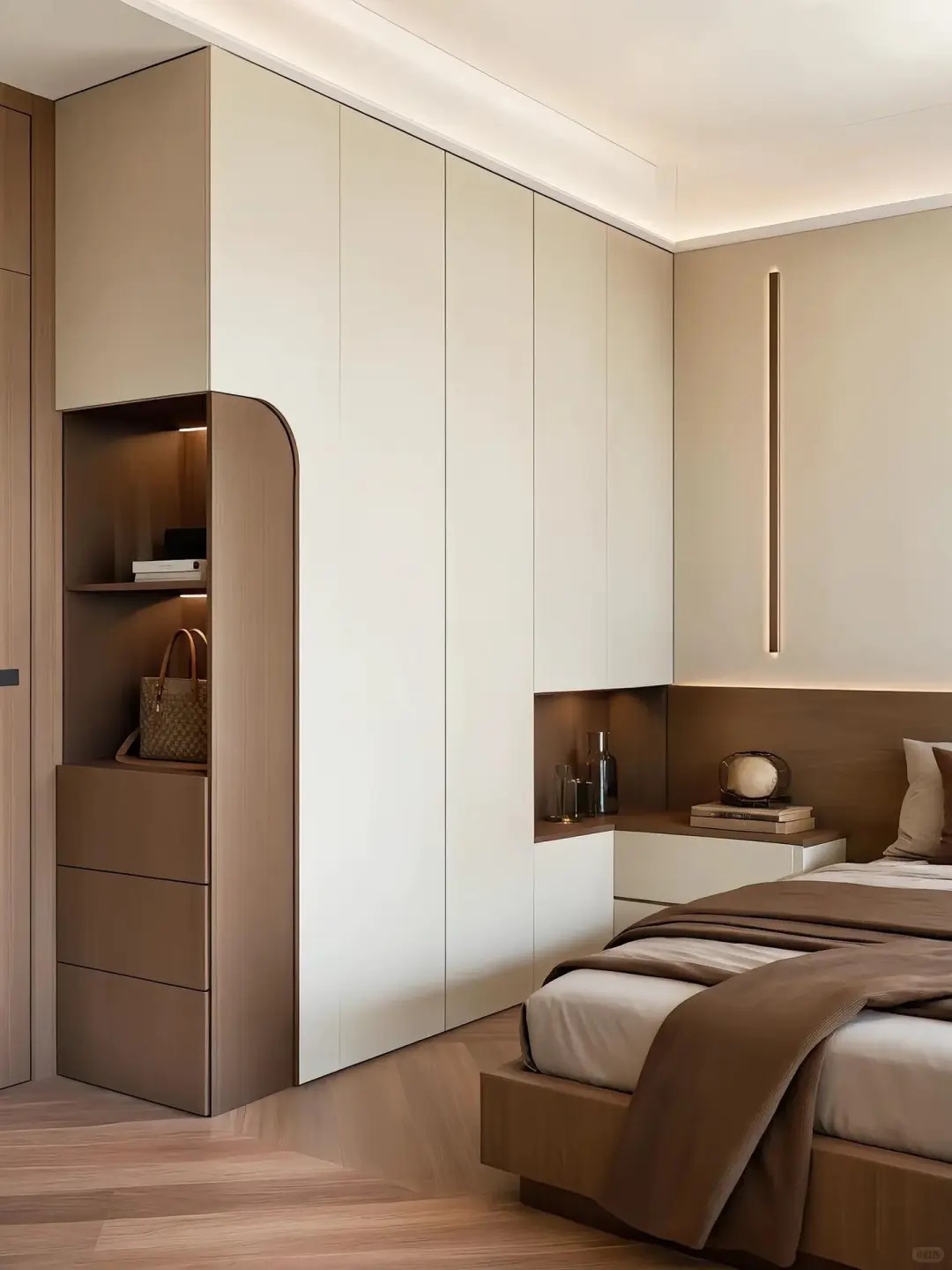 Einbauschrank in Beige von Boden bis Decke mit Holzmaserungsakzenten und intelligenten Stauraumfächern