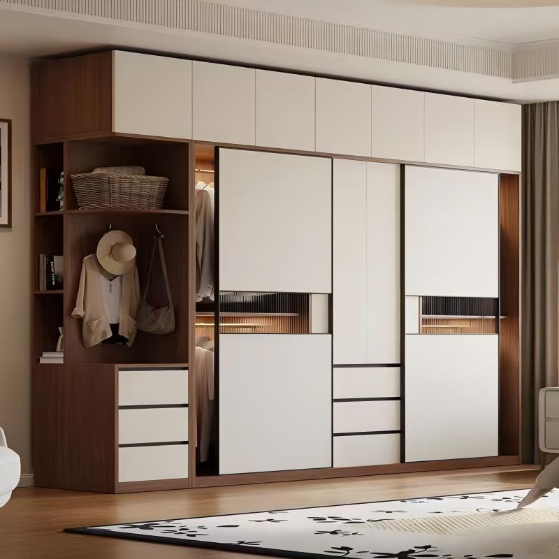 Schiebetürenschrank aus Massivholz