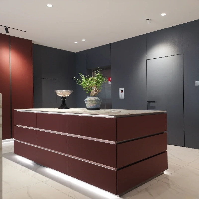 خزائن مطبخ حمراء مصممة خصيصاً