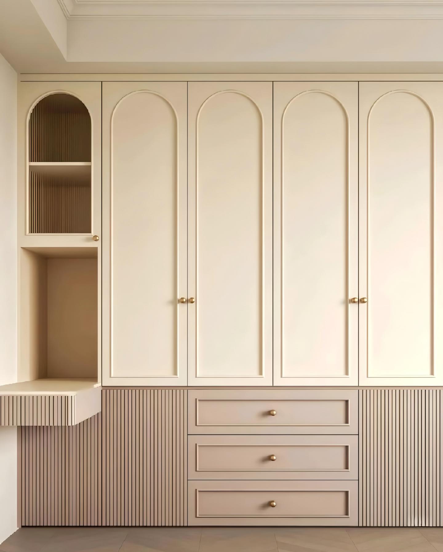 Белый деревянный шкаф с зеркалом