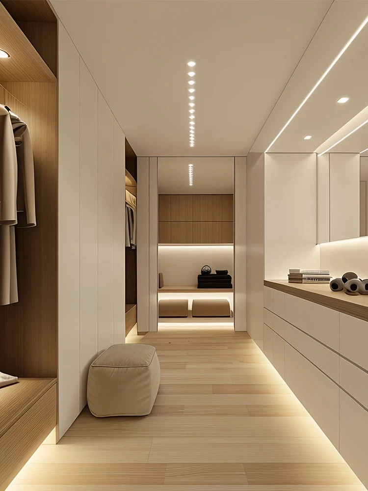 Maßgeschneidertes Luxus-Begehschrank-Design mit modernen Holzton-Schränken und anspruchsvoller Beleuchtung.