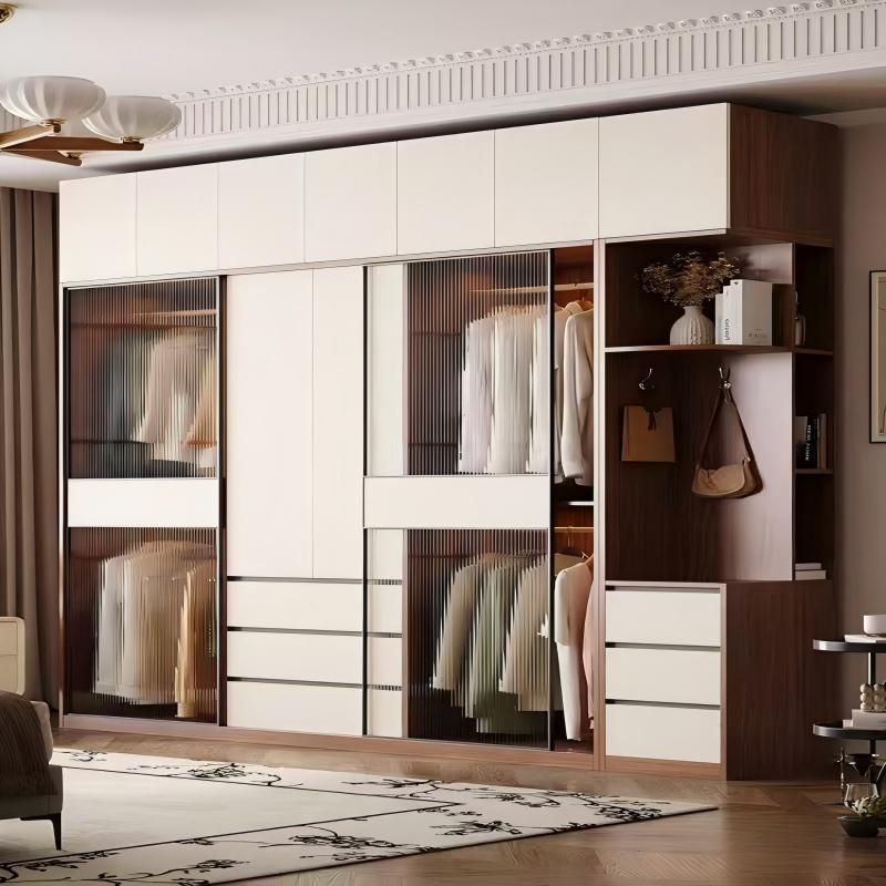 Kleiderschrank aus Holz