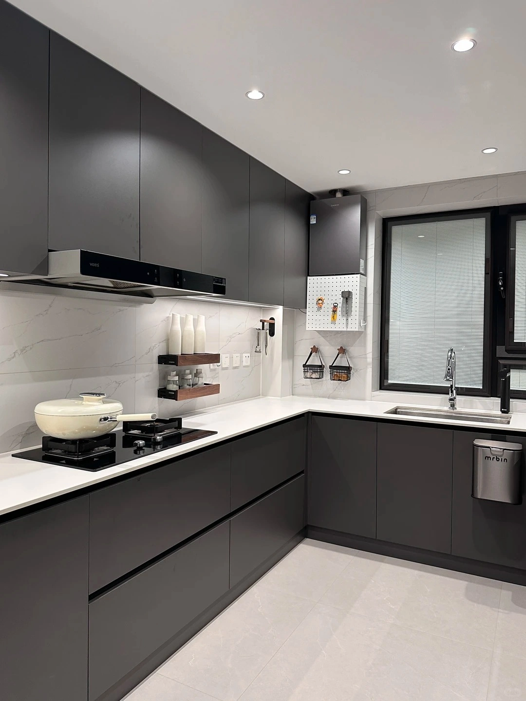 Armoires de cuisine modulaires noir mat de qualité export en gros pour développements résidentiels modernes