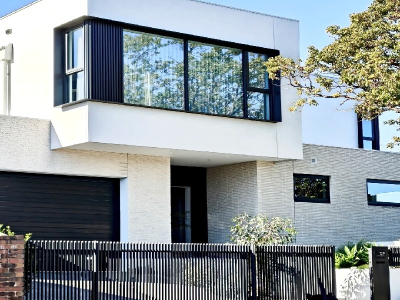 Mobili su misura per tutta la casa di una moderna villa americana.