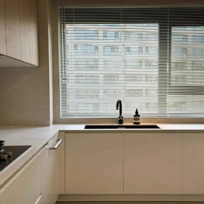 Armários de madeira clara